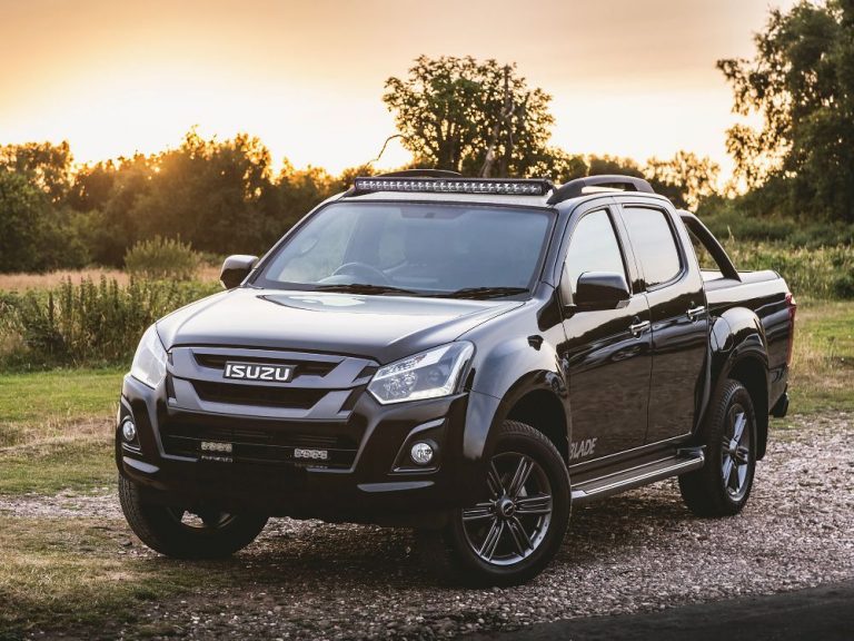 ISUZU DMAX ROOF MOUNTING KIT (WITH ROOF RAILS) Lightbars Direct